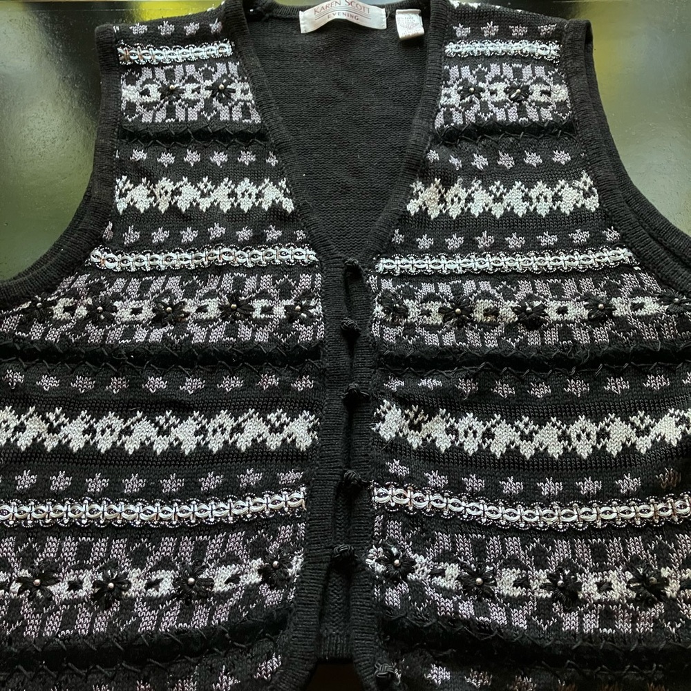 Women’s Black and White embroidered Patterned Vest Large